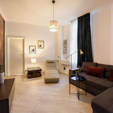 Amazing Location & Elegant Apt - Old Town Apartamento Bucarest Exterior foto