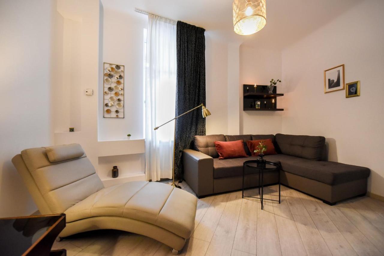 Amazing Location & Elegant Apt - Old Town Apartamento Bucarest Exterior foto